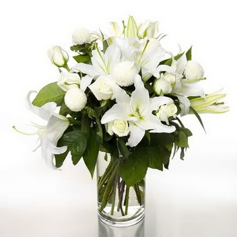  İsparta çiçek gönderme sitemiz güvenlidir  1 dal cazablanca 7 adet beyaz gül vazosu